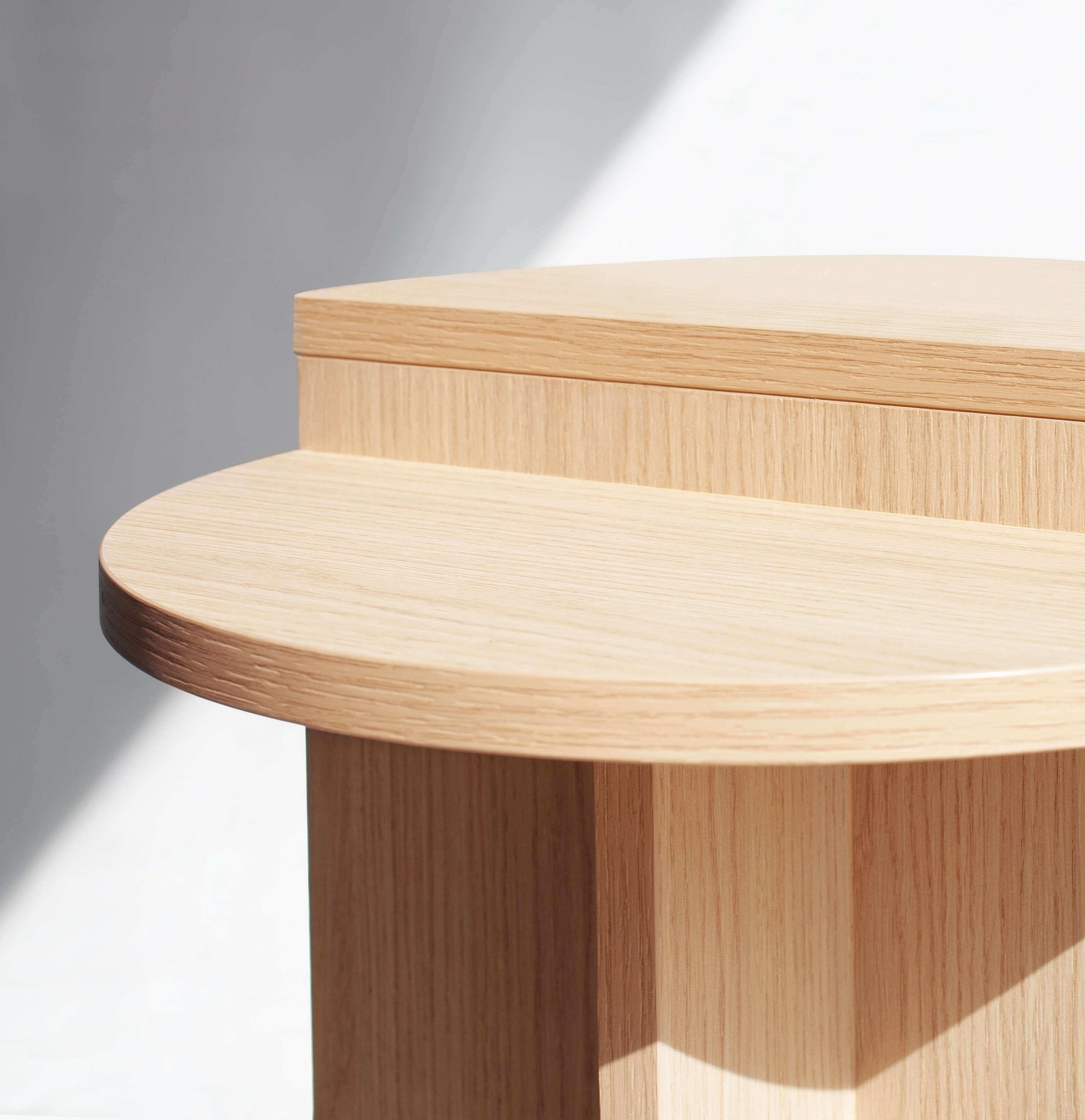 détail du bois de la table d'appoint ronde Anka