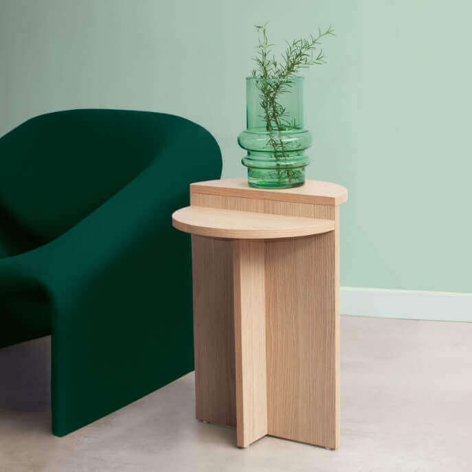 table d'appoint ronde en chêne naturel dans un salon ambiance vert