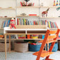 Bureau compact en chêne naturel dans une chambre d'enfant