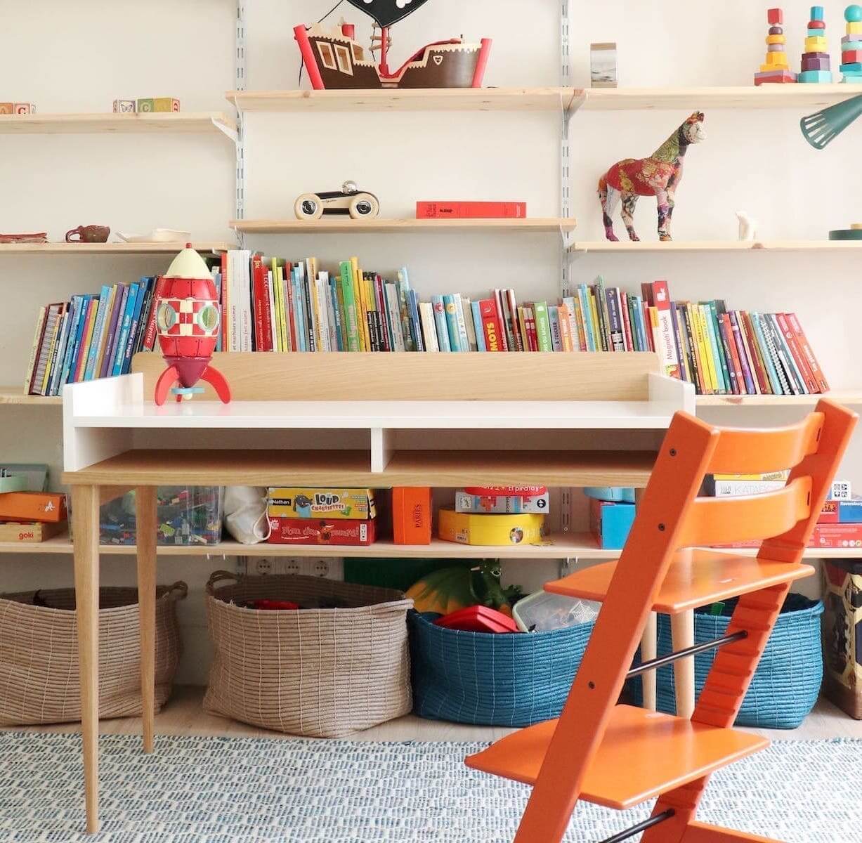 Bureau compact en chêne naturel dans une chambre d'enfant