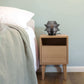 table de chevet Klee de la marque Kulile  avec une porte en chêne naturel dans une chambre